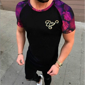 Modisches Herren Fitness T-Shirt mit schwarz-lila tropischem Blattmuster-Print