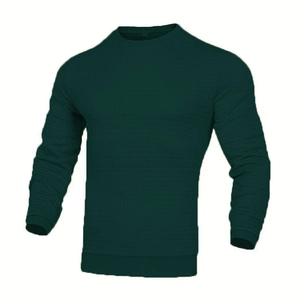 Détail d'un pull en tricot vert foncé avec texture horizontale et poignets côtelés