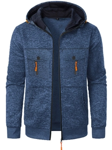 Détail du sweat bleu chiné avec fermetures éclair orange et poches à bouton pression