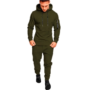 Dettaglio completo di tuta sportiva verde oliva uomo con coulisse e polsini a costine