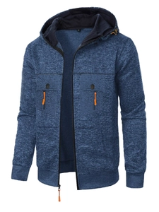 Détail d'une veste à capuche bleu marine avec fermeture éclair orange et poches poitrine