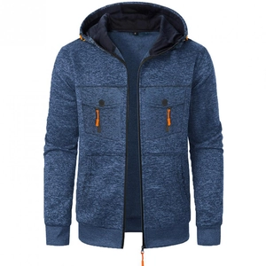 Détail de veste à capuche en maille pour homme avec zips orange et poches poitrine