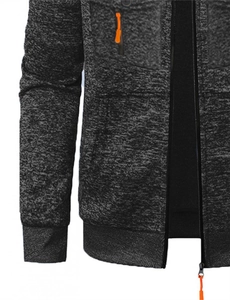 Détail d'une veste de sport gris chiné avec poche à fermeture éclair orange vif