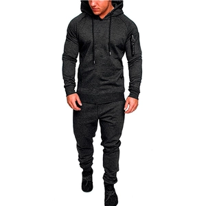 Completo sportivo mimetico da uomo con felpa con cappuccio e pantaloni grigio scuro