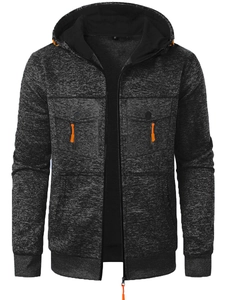 Détail de la veste à capuche grise pour homme avec zips orange et poches sur la poitrine
