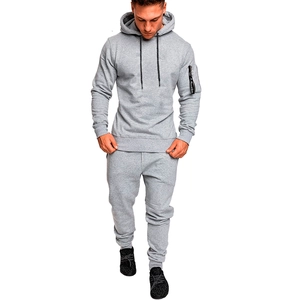 Tuta sportiva grigia da uomo con felpa con cappuccio e pantaloni con coulisse regolabile