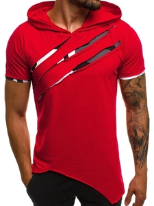 Dettaglio della t-shirt rossa con cappuccio con intaglio camo e orlo asimmetrico