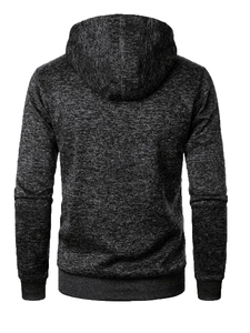 Détail de l'ourlet côtelé et de la texture en maille jacquard de ce sweat à capuche gris