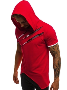 Dettaglio della maglietta rossa con cappuccio con design strappato e strati interni a contrasto