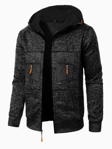 Détail d'un sweat à capuche gris pour homme avec zips orange sur poches de poitrine