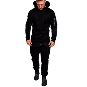 Set sportivo da uomo con felpa con cappuccio nera e pantaloni casual mimetici