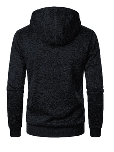 Détail d'un sweat à capuche homme gris chiné montrant les poignets côtelés et le dos capuche