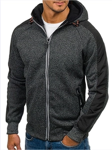 Détail d'un sweat à capuche gris avec empiècement coupe-vent noir et ruban sport