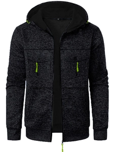 Détail d'un sweat à capuche zippé pour homme avec texture chinée et accents vert fluo
