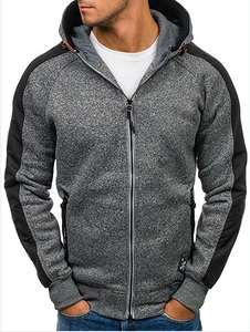 Détail d'un sweat à capuche raglan gris et noir avec cordons orange et fermeture éclair sport