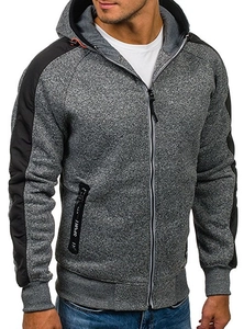 Détail d'un sweat à capuche gris pour hommes avec manches noires et ruban sport chic
