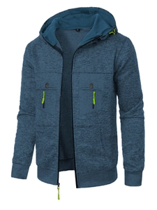Détail d'une veste de sport bleu marine chiné avec tirettes de zip vert fluo et poches