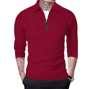 Veste homme rouge foncé en maille gaufrée avec col polo et fermeture demi-zip