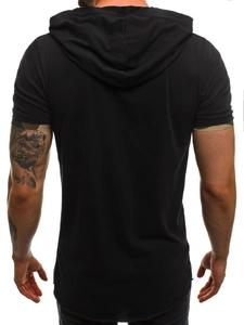 Vista posteriore di una t-shirt con cappuccio da uomo nera con bordo mimetico sui polsi