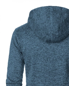 Gros plan sur le tissu en maille bleu chiné et les coutures d'un sweat à capuche