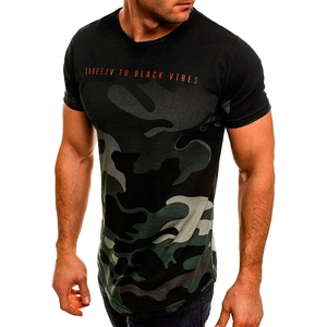 Détail du t-shirt de sport camouflage pour hommes avec lettrage orange et coupe ajustée