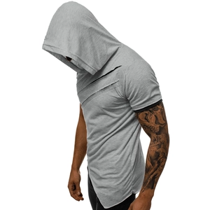 Dettaglio della t-shirt grigia con cappuccio da uomo con tagli e orlo curvo unico