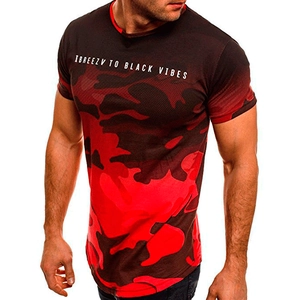 Détail d'un t-shirt de sport pour hommes avec imprimé camouflage dégradé noir et rouge