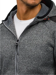 Détail d'un sweat à capuche gris chiné pour homme avec texture tricotée et cordon bicolore