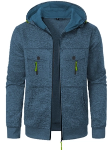 Détail du sweat à capuche bleu foncé avec poches poitrine et cordons de zip vert fluo