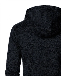 Détail d'une veste à capuche en maille texturée montrant la structure et la coupe