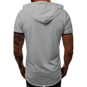 Dettaglio della t-shirt da uomo con cappuccio in grigio melange e bordi neri alle maniche