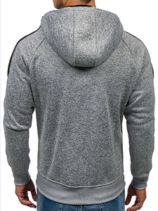 Vue arrière du sweat à capuche gris avec bande contrastée noire et finitions côtelées