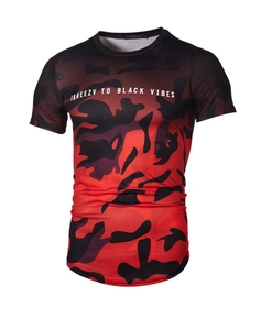 Gros plan du t-shirt de fitness camouflage rouge pour homme avec imprimé blanc IBREEZV