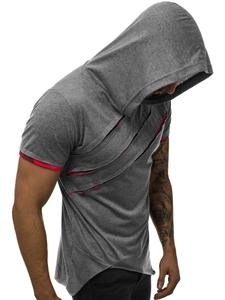 Dettaglio di una t-shirt grigia con cappuccio, tagli diagonali e fodera interna rossa