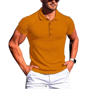 Détail de la texture côtelée du polo en maille orange ajusté pour hommes avec col boutonné