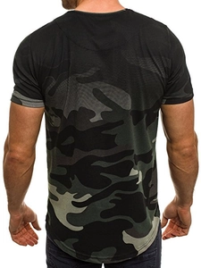 T-shirt de sport camouflage coupe ajustée pour homme, vue arrière et détails de couture