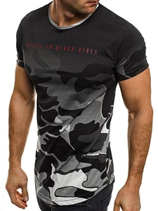 Détail du t-shirt de sport camouflage pour hommes avec imprimé graphique rouge