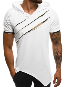 T-shirt con cappuccio da uomo bianca con strappi mimetici e orlo asimmetrico
