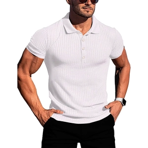 Gros plan du polo blanc pour hommes à rayures verticales avec coupe ajustée et col classique