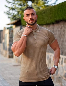 Détail d'un polo homme ajusté en maille côtelée marron clair avec des boutons