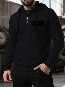 Detail eines Herren-Kapuzenpullovers in Waffelstruktur mit 1/4 Reißverschluss und Tasche