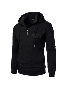 Detail der gesteppten Textur und der nützlichen Tasche am schwarzen Herren-Hoodie