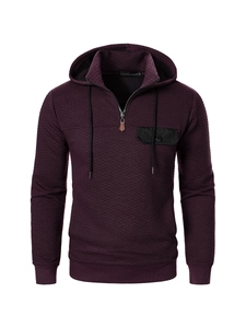 Detail der Rautensteppung und des halben Reißverschlusses am dunkellila Herren-Hoodie