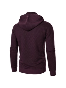 Detail der Rautensteppung und Rippbündchen am Rücken des lila Herren-Hoodies