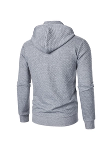 Detailansicht eines grauen Herren-Hoodies mit gestepptem Rautenmuster auf der Rückseite