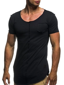 Détail du t-shirt noir pour homme avec bords francs et texture en coton flammé chic