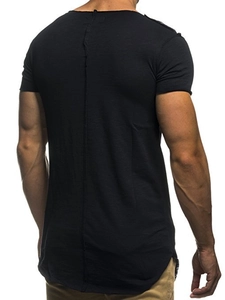 Détail du t-shirt noir cintré pour hommes avec couture dorsale verticale et bord brut