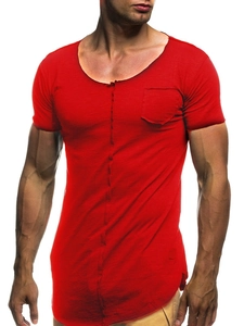 Détail du t-shirt rouge pour hommes avec col en U profond et coutures à bords crus