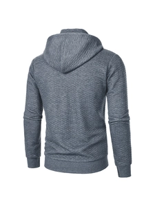 Detailansicht eines dunkelgrauen Herren-Hoodies mit gestepptem Rautenmuster auf der Rückseite