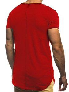 Vue détaillée du dos d'un t-shirt rouge avec ourlet brut et couture centrale apparente